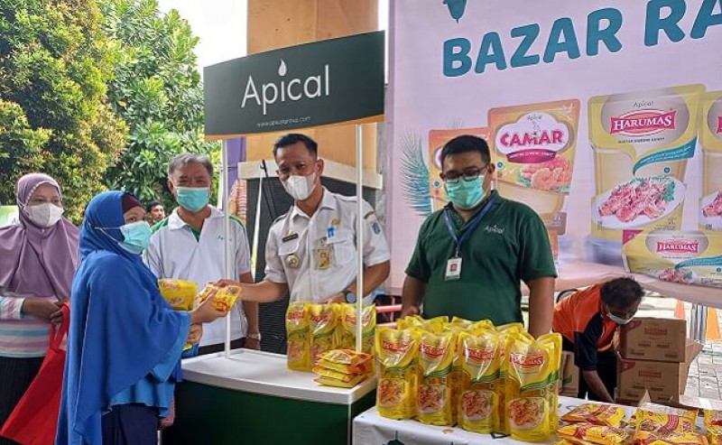 Apical Group Did Bazaar Ramadan in Some Regions to Help the People heading to Idul fitri