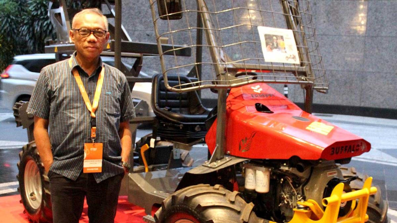Multi-function Tractor: Every Activity in Palm Oil Plantation Complete