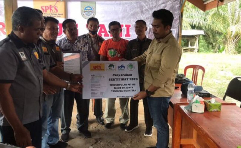 Smallholders - Members of SPKS in Riau Got RSPO Certificate